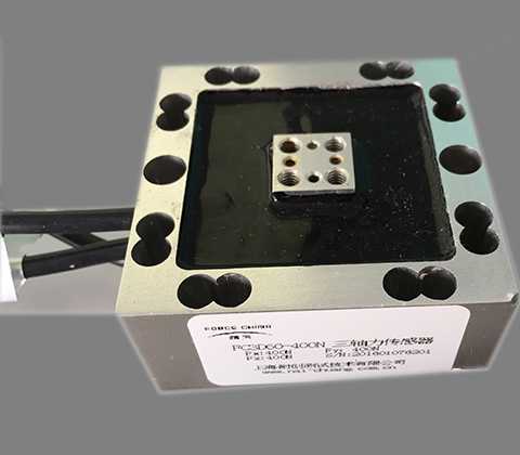 三軸力傳感器的設計是否考慮了環(huán)境因素？